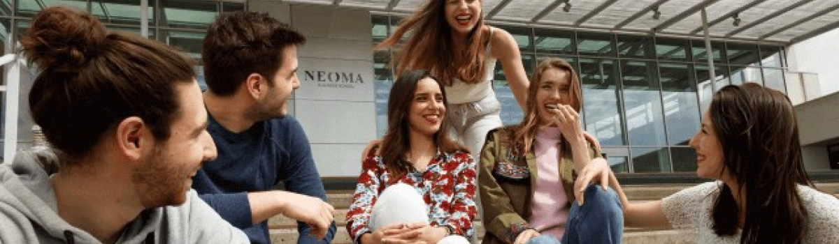 Étudiants NEOMA échangeant dans une ambiance conviviale devant le campus