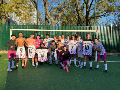 Joueurs du BDS Odysseum en tenue NEOMA BS Paris après un match de football